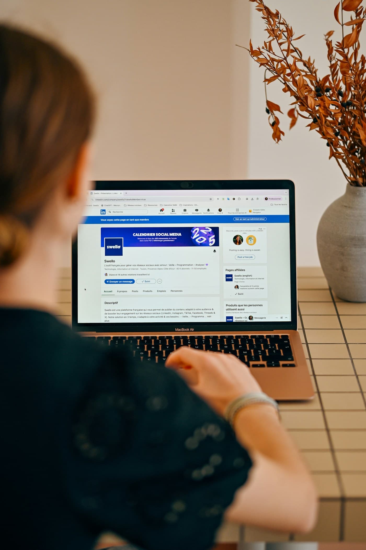 Ноутбук с открытой системой управления социальными сетями